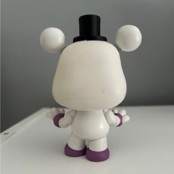 Original 2018 Helpy funko pop - Picture 3 of 4